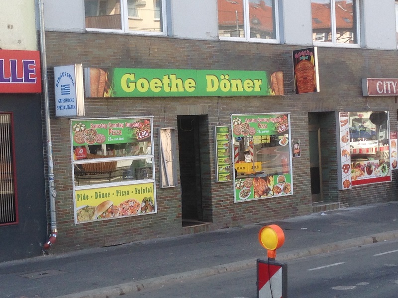 „Goethe Döner“: Schreibweise des Eigennamens, die von der amtlichen Rechtschreibregelung abweicht.