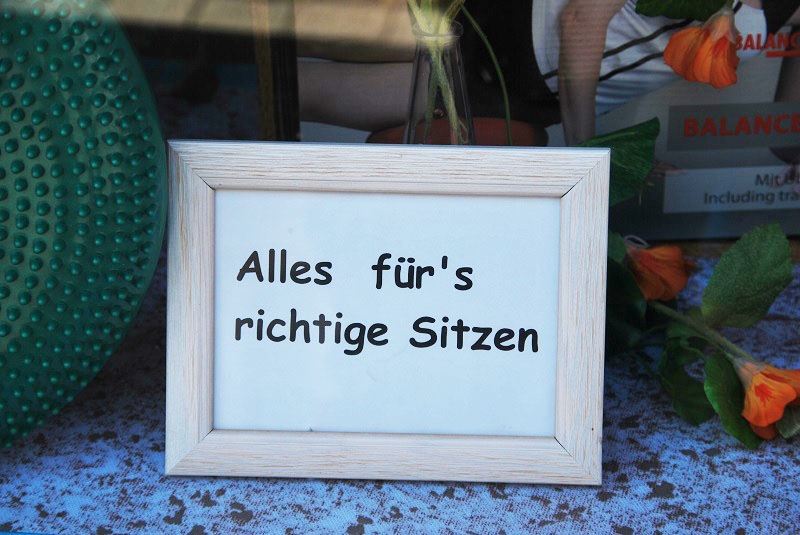 Mit einem klassischen Apostrophfehler wirbt diese Vitrine für Sitzprodukte.