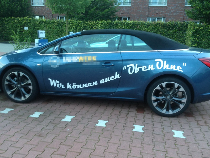 Die korrekte Schreibweise wäre: oben ohne. Auch die Anführungszeichen sind gerade statt kommaförmig („“) und zudem hier überflüssig