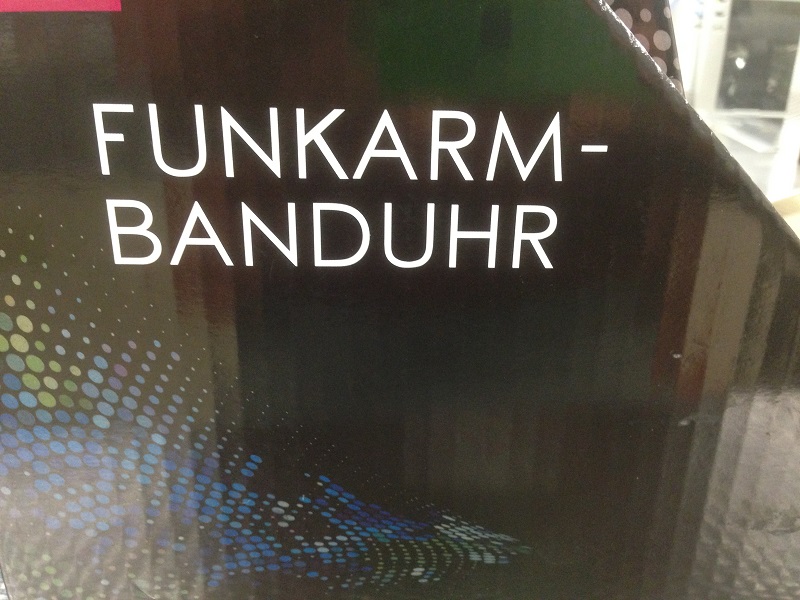 Unüberlegt gesetzte Trennstriche können sinnentstellend sein: hier Funkarm-Banduhr vs. Funk-Armbanduhr.